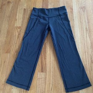 Lululemon Cropped Yoga PANTS! XS NAVY/pinstripe!